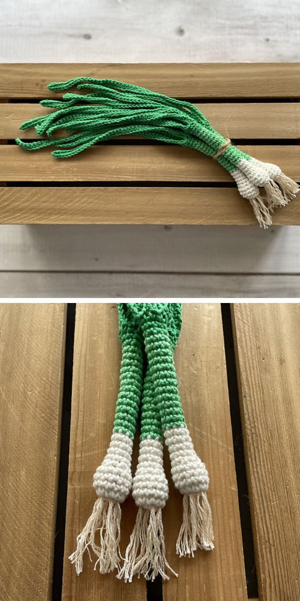 a bunch of crochet green onion amigurumi laid on a wooden piece